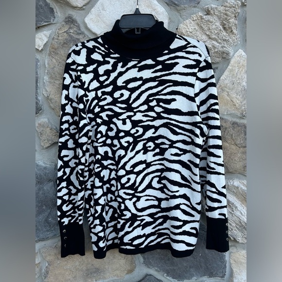 Chicos Turtleneck Sweater Size 1 (Medium) Black White Jacquard Animal Print Soft - Picture 1 of 8
